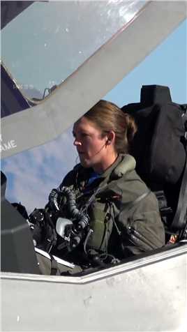 #f35演示团队女飞行员克里斯汀沃尔夫少校#军迷发烧友#女飞行员