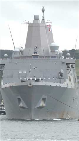 在普利茅斯偶遇美两栖登陆舰LPD-19“梅萨维德”号，看起来规模不小。军迷发烧友