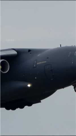 “大国空军，鲲鹏展翅“，你们要的运20来了，这个涂装太帅了。军迷发烧友国外合法拍摄于塞尔维亚贝尔格莱德机场。