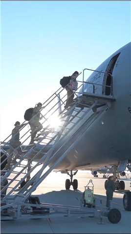 特拉维斯空军基地349空中机动联队全体女性飞行员驾驶KC-10A执行空中加油训练任务。