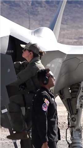 内利斯航展f35王牌女飞行员克里斯汀沃尔夫少校，单机飞行表演。军迷发烧友