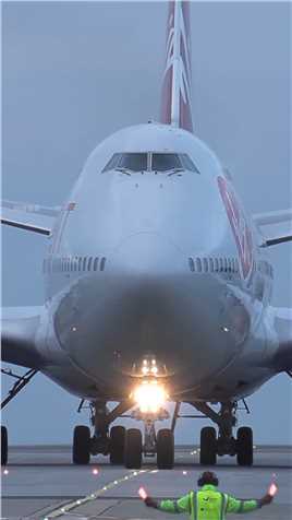近距离欣赏大型客机空中女皇波音747飞机滑行画面。一起看飞机