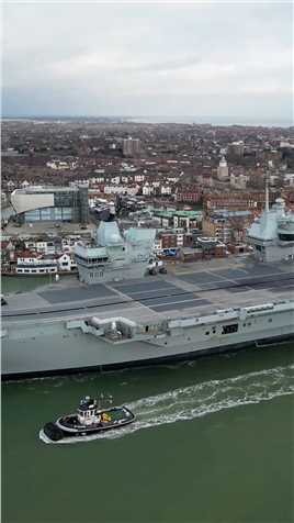 进入朴茨茅斯港的HMS“伊丽莎白女王”号军迷发烧友