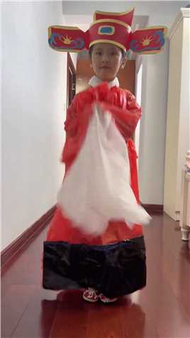 小武穿着妈妈用塑料袋和卡纸制作的状元服，祝所有的哥哥姐姐金榜题名，高中状元！考的全会，蒙的全对！金榜题名 考个好成绩 原创视频 