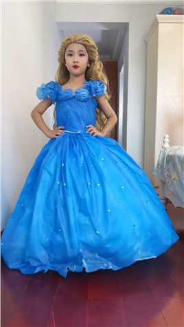 用塑料袋为女儿做迪斯尼公主裙，完成她的童话世界梦！妈妈完成女儿的公主梦 迪士尼公主在逃系列 原创视频  