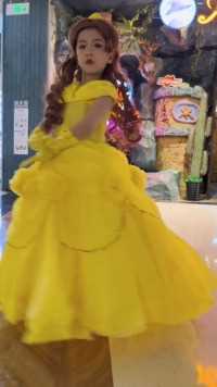 1229每个女儿都有一个公主梦、妈妈用塑料袋帮女儿完成#原创视频 #迪士尼公主 #每个小朋友的愿望都值得被实现  