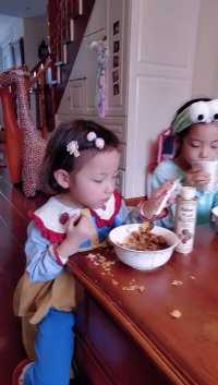 姐姐教妹妹吃饭的时候把脑袋伸进碗里😂，这样就不会撒了😂