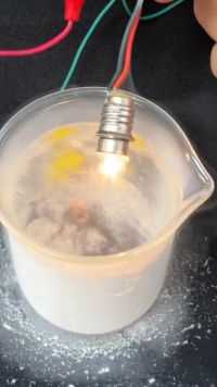 把破了的灯泡伸进液氮里，还能点亮吗？
