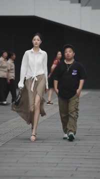 没和女朋友在一起的小哥哥，是不是都喜欢偷看别的美女