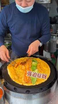 78年的煎饼小摊，看老板煎饼很治愈，强迫症表示看完很舒服。也很好吃路边摊美味街头小吃摊特色小吃治愈了强迫症的煎饼果子教科书级别的煎饼果子