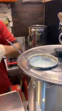 中国奶茶店一杯至少60起步，而当地的Karaktea只要75一杯，牛奶和煮好的茶混合再撒上藏红花