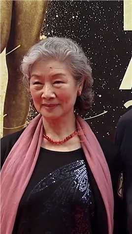 #吕中 国家一级演员，曾出演经典电视剧无数，最让人深刻的是《神探狄仁杰》里四部的“武则天”，谁能看出最后一部她已经70高龄呢？如今81岁依然神采奕奕！
