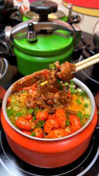 红绿彩色小高压锅，各种蔬菜丁➕黑椒牛柳➕龙虾尾，浇上调制好的料汁，3分钟上餐桌桌必点。 #小焖锅 #焖饭