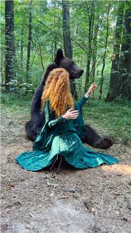 俄罗斯女孩和小熊熊一起长大，彼此相互信任，成了最好的朋友.#人与动物和谐共处