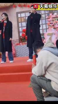 #陆毅鲍蕾现身网红婚礼#《中国婚礼》录制路透，陆毅鲍蕾现身网红阿楠与哒莎的中式婚礼，夫妻俩登台为新人唱了一首《喀秋莎》