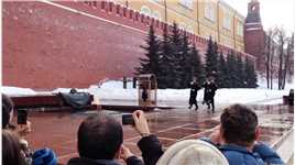俄罗斯莫斯科克林姆林宫城墙外的红场上，当地新人结婚有个传统，先到无名烈士碑前献花，寓意感谢他们才有现在的幸福生活!



