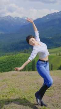 北京的金山上，光芒照四方北京的金山上藏族舞新疆户外舞蹈