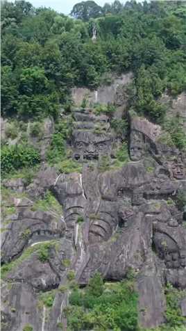 位于丰都鬼城的鬼王石刻，高138米、宽217米，依山雕刻一体成型，比乐山大佛还大2倍。“堪称世界第一大鬼”。