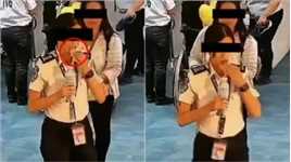 菲机场女安检员行窃，当场生吞钞票，夸张行径全被拍下