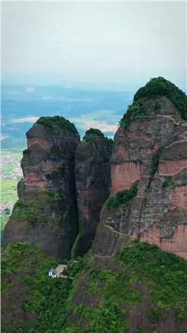 江浙沪唯一的世界自然遗产江郎山，海拔816米，典型丹霞地貌，著名的三爿石成“川”字形，被中外游客称为“神州丹霞第一峰”。自然奇观风景旅行大玩家.

