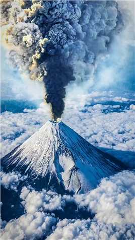大自然醒了？沉睡了300年的#富士山喷火口数量增加近6倍，岩浆正在大规模“膨胀”，若喷发损失将是天文数字！#火山喷发 #自然灾害 #日本富

