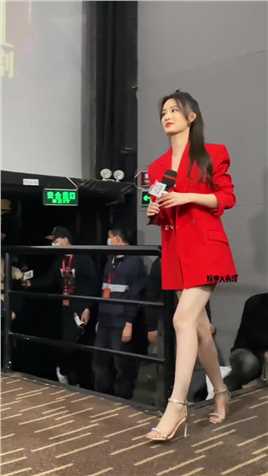 #李沁今天的红衣造型也太美了吧这无处安放的大长腿真是慕了！#温暖的抱抱