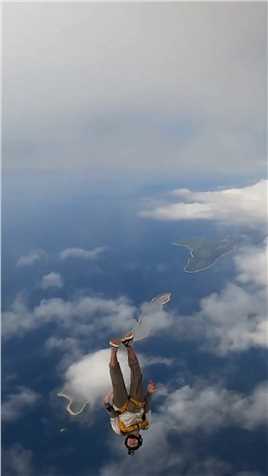 诗和远方，天空都有。#高空跳伞