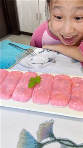 “草莓奶酪麻薯”只要宁蔚在做甜品，她爸爸怎么可能幸免#亲子互动