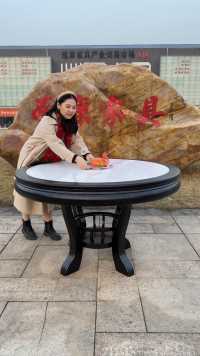 这款旋转餐桌有1.1米变1.6米，1.35米变1.9米，1.6米变2.2米三个尺寸选择，全实木加岩板材质～