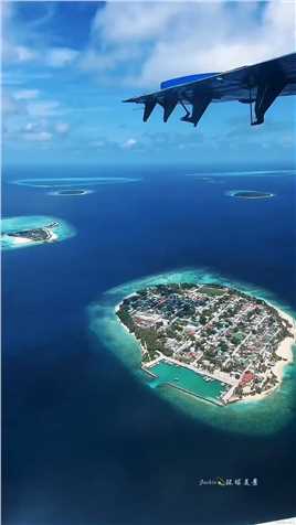 这里是印度洋岛上的一个群岛国家-马尔代夫，如同梦境一般的存在，也是全世界著名的旅游度假胜地。 