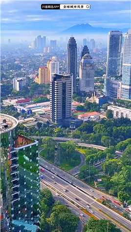 雅加达（Jakarta)，印度尼西亚首都和最大城市，雅加达也是东南亚第一大城市，位于爪哇岛西北海岸，人口1056万人，而包围周边城镇的大雅加达地区的居住人口超三千万人，是世界第二大 