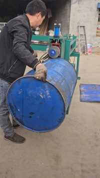 自从有了大铁桶切盖机切割一个油桶效率提高了很多，做出来的板也有人回收#油桶切割机