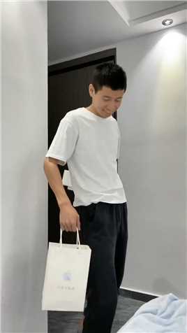  冷战第六天，这货站在门口不走，还带着小礼物来求和，夫妻之间哪有隔夜仇，要珍惜眼前人... 