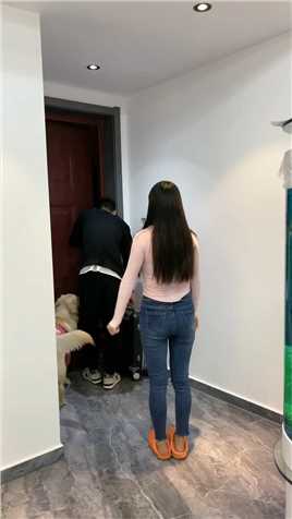  出差一个月没见到媳妇有点小激动，没想到老丈人 丈母娘都在，这娘们也不提前跟我打个招呼，太尴尬了，搞得我不知所措 