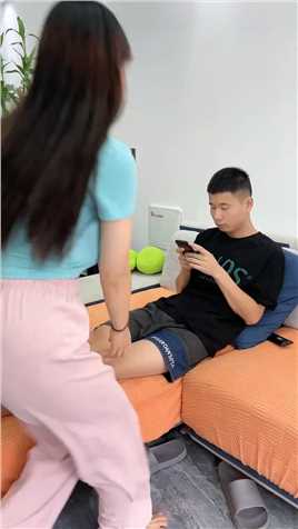 谈恋爱的时候还主动抱我，现在结婚了嫌弃我了是不是？