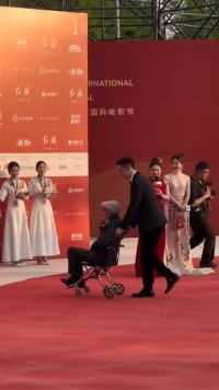 #胡歌 #游本昌 亮相北影节开幕式红毯，岁月不饶人啊，游本昌老师虽然身体不好，还在坚持拍戏，这是真的热爱吧！