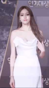 李圣经出席韩国SBS演技大赏红毯活动，白色深V礼服，魅力迷人。#李圣经 #红毯造型 #完美身材