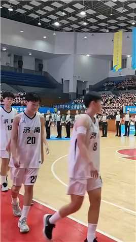 身高2米27的女篮姑娘张子宇参加中国第一届学生（青年）运动会，打同龄人跟玩似的！