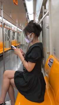 在地铁上遇到一个巨心动的女孩子,跟她坐了一路地铁,她终于给我联系方式了!!! 哈哈哈  yes