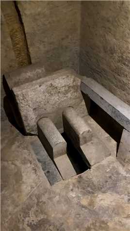  两千年前的厕所，这个厕所发现于梁孝王墓中，设计感十足，还可以坐，为古人的智慧点个赞吧！