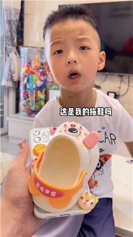 DIY用小侄子的拖鞋做了个手机壳～哈哈哈～