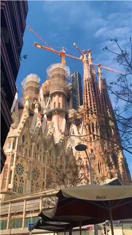 请用你现有的文化描述此景，圣家族大教堂始建于1882年，由西班牙建筑师安东尼奥·高迪设计，至今教堂还未竣工。
