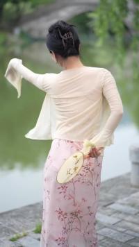 #江南女子#温婉书卷气旗袍有多绝 热爱漫无边际，生活自有分寸”：