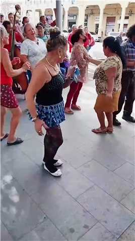 80岁小姐姐的盛情难却，单独来上一曲舞蹈。请尊重各国文化，勿以自己的愚昧无知看待世界。