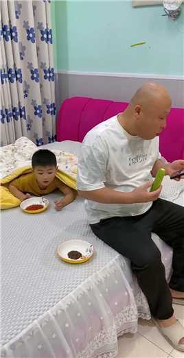  爸爸吃个黄瓜蘸酱居然还放床上，给他换个辣椒面，教训一下他😂 #父子日常搞笑