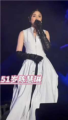 陈慧琳广州演唱会，看这成熟稳重优雅美丽的装扮，看来这次的设计师是请对了