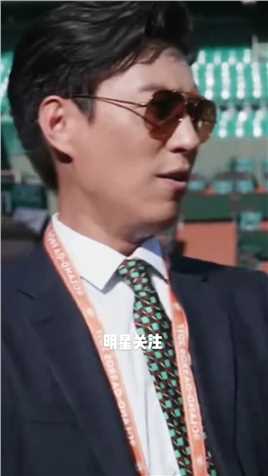 国家一级演員#靳东法网首位中国形象大使，出席网球活动，姿势帅气逼人，气场十足霸氣！颜值担当超有范！#哭泣站台