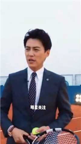 国家一级演員#靳东法网首位中国形象大使，出席网球活动，打网球的姿势帅气逼人，气场十足霸气！颜值担当超有范，被评为德艺双磬的他，你喜欢吗？#戴笑盈新歌语文