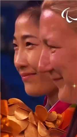 中国最美剑客荣静 残奥会领奖台与外国选手相互擦眼泪 自信的眼神太美了#杭州亚残运会