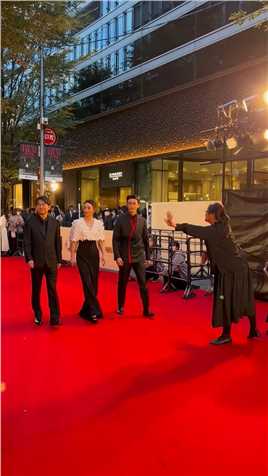  吴磊 #蒋勤勤 亮相东京电影节开幕式红毯，蒋勤勤大火时，吴磊还在穿开裆裤，如今他长大了，蒋勤勤还是好美啊 